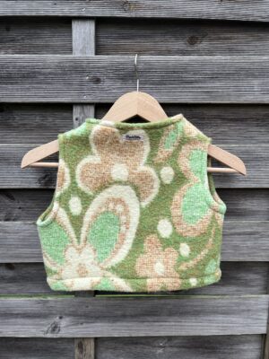 Le gilet enfant vert fleurs