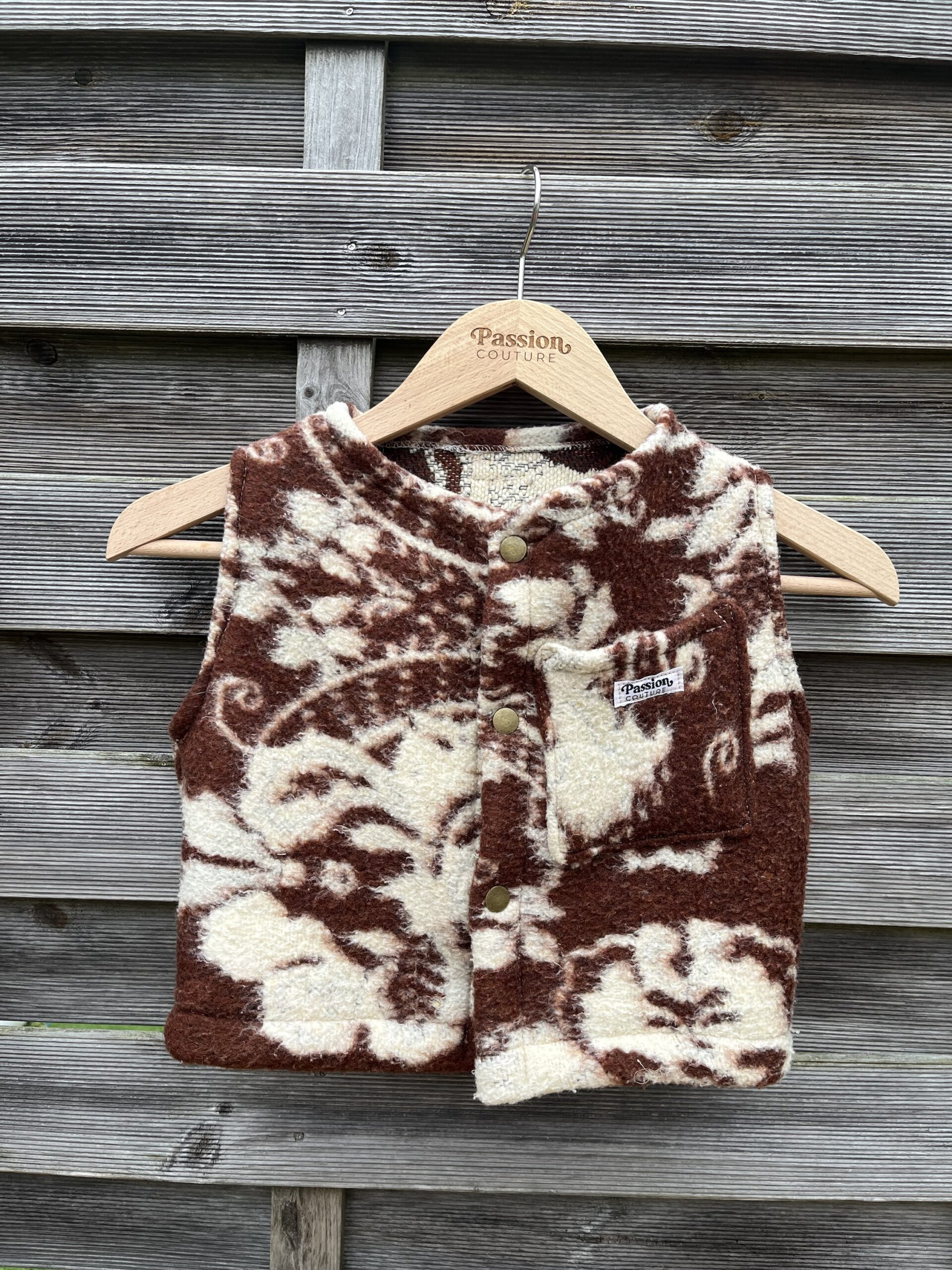 Le gilet enfant marron et blanc