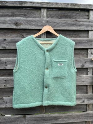 Le gilet en laine bleu-vert