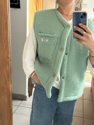 Le gilet en laine bleu-vert