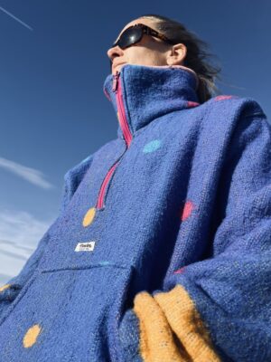 La polaire bleue à pois