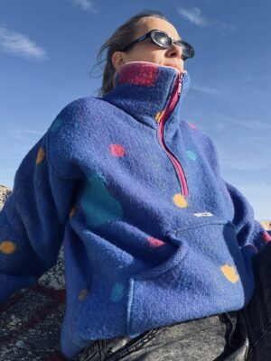 La polaire bleue à pois