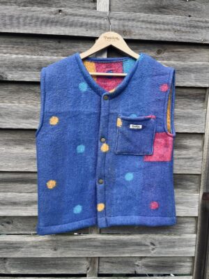 Le gilet bleu à pois