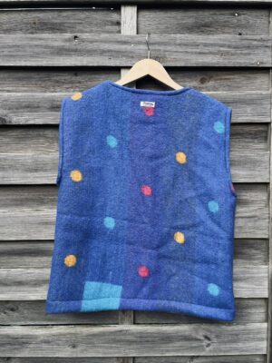 Le gilet bleu à pois