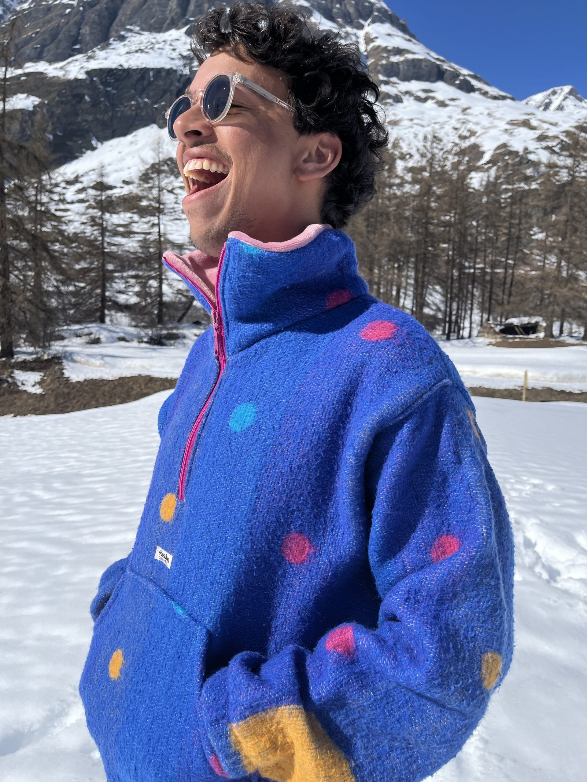 La polaire bleue à pois