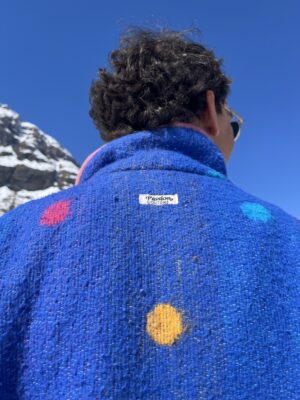 La polaire bleue à pois