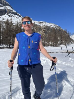 Le gilet bleu à pois