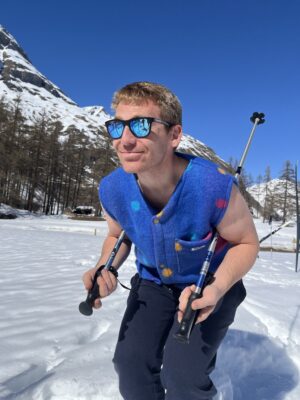 Le gilet bleu à pois