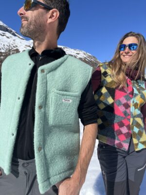 Le gilet en laine bleu-vert