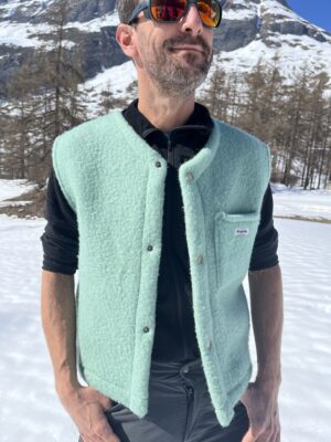 Le gilet en laine bleu-vert