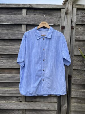 La chemisette bleu pale