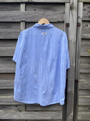 La chemisette bleu pale