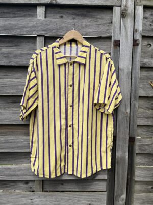 La chemisette jaune violet