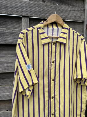 La chemisette jaune violet