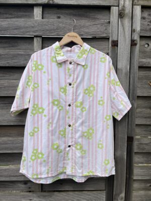 La chemisette rose à fleurs vertes