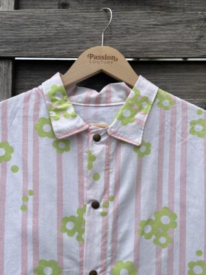 La chemisette rose à fleurs vertes