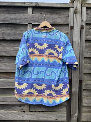 La chemisette bleue soleil