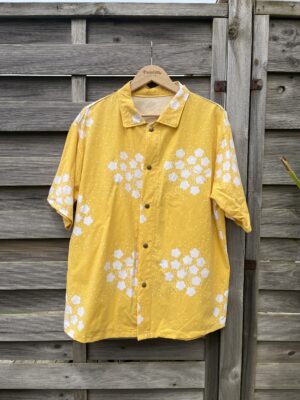 La chemisette jaune fleurs