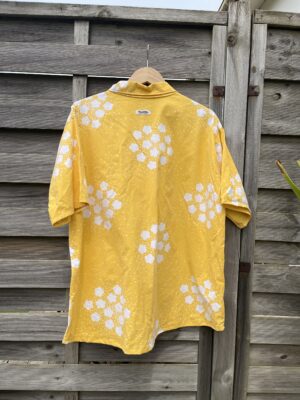 La chemisette jaune fleurs