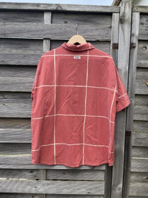 La chemisette rouge carreaux