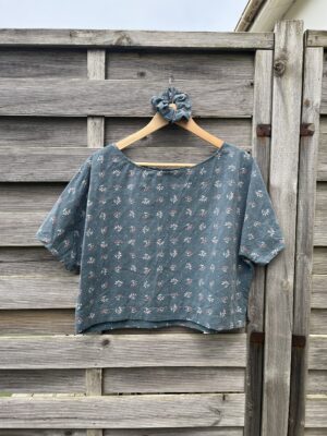 Le tee-shirt bleu gris