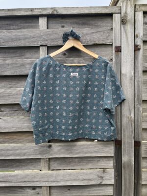 Le tee-shirt bleu gris
