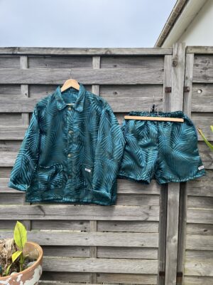 L’ensemble bleu satin