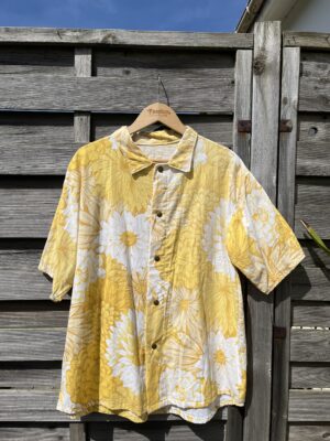 La chemisette jaune fleurie