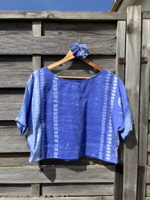 Le tee-shirt bleu