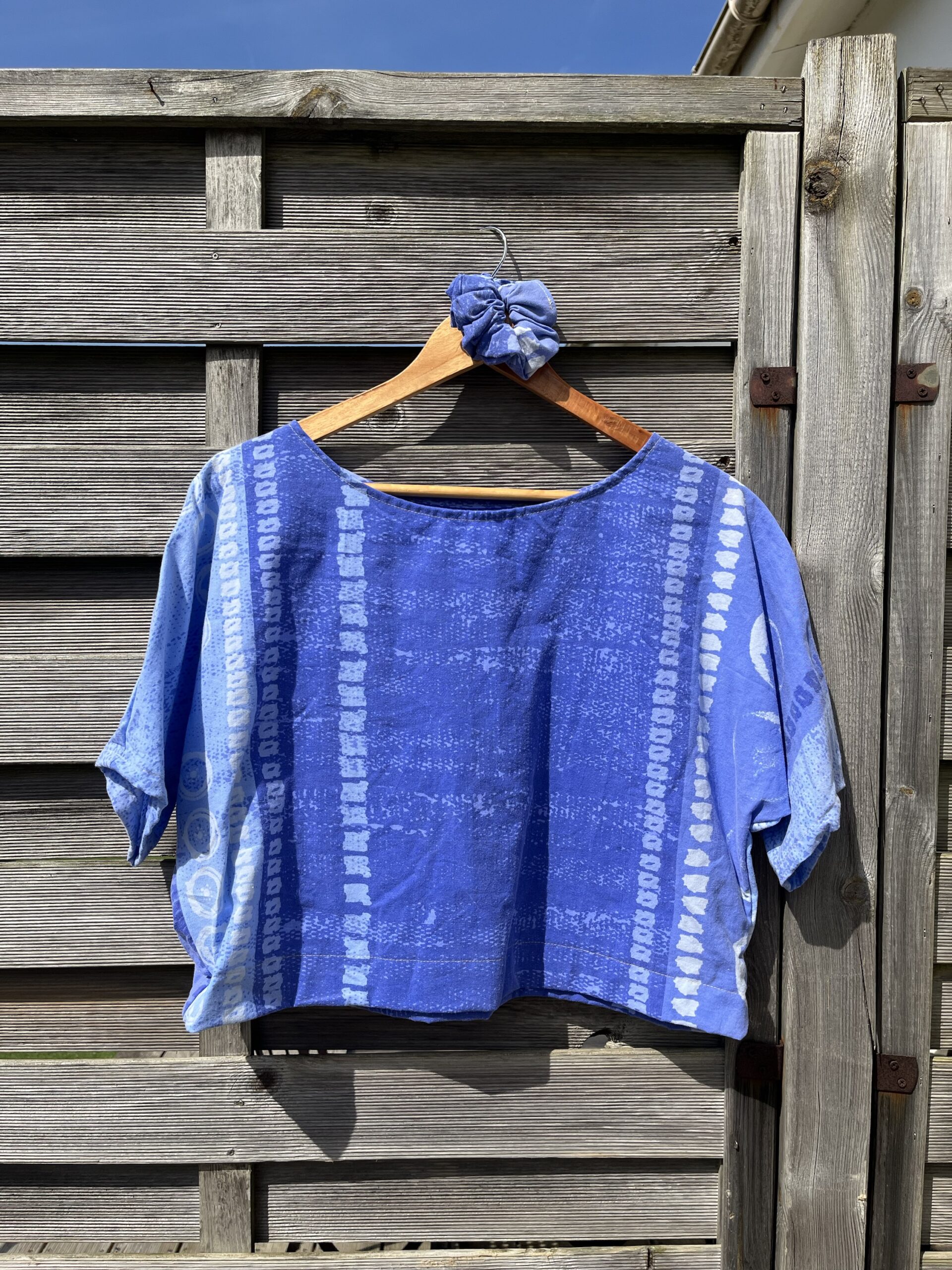 Le tee-shirt bleu