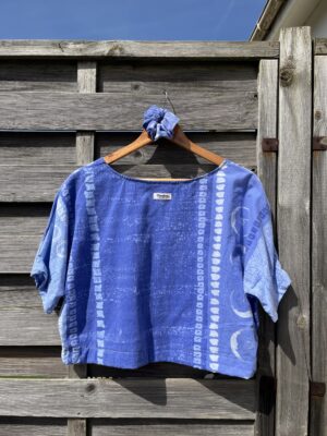 Le tee-shirt bleu
