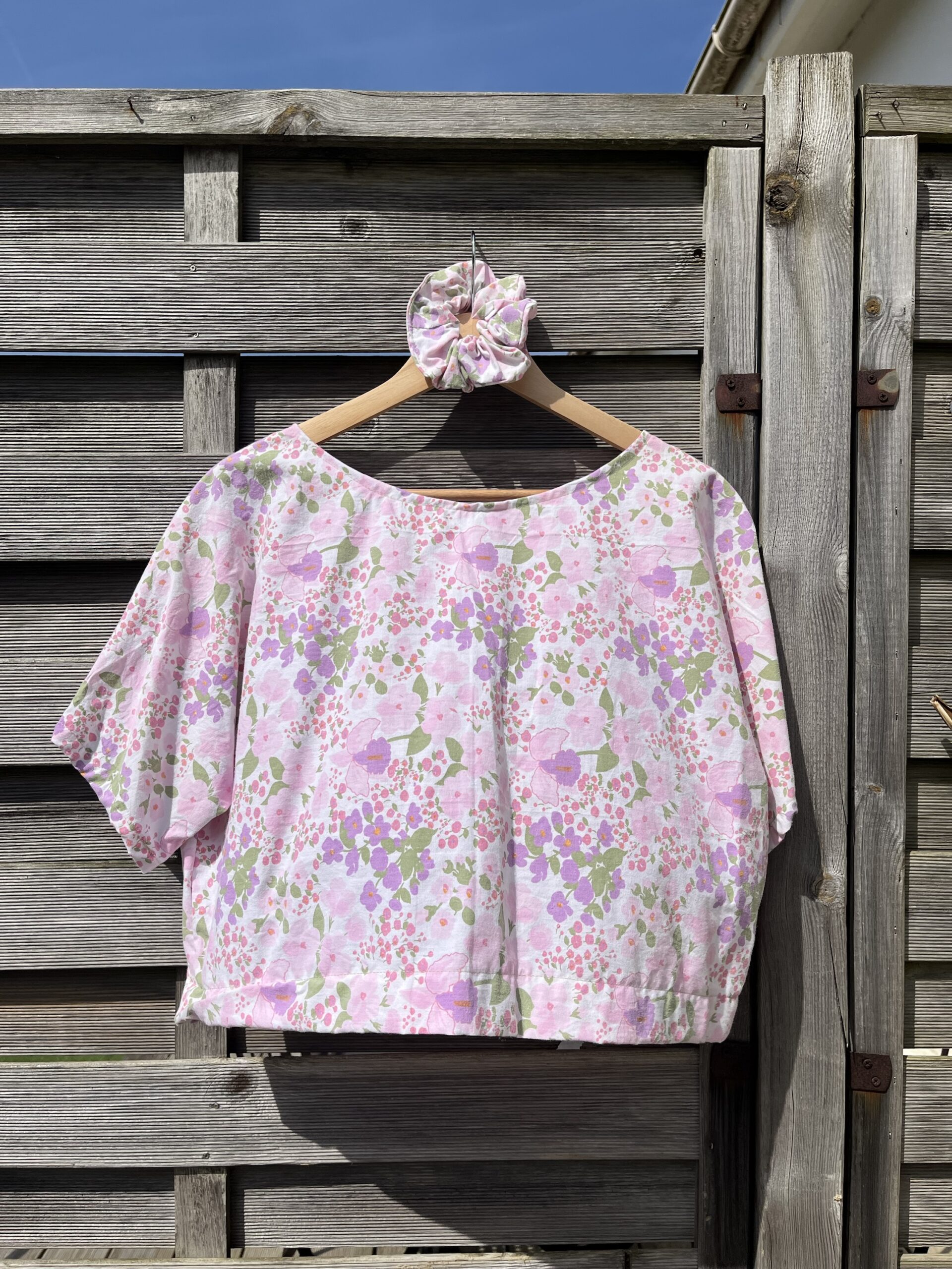 Le tee-shirt rose fleurs
