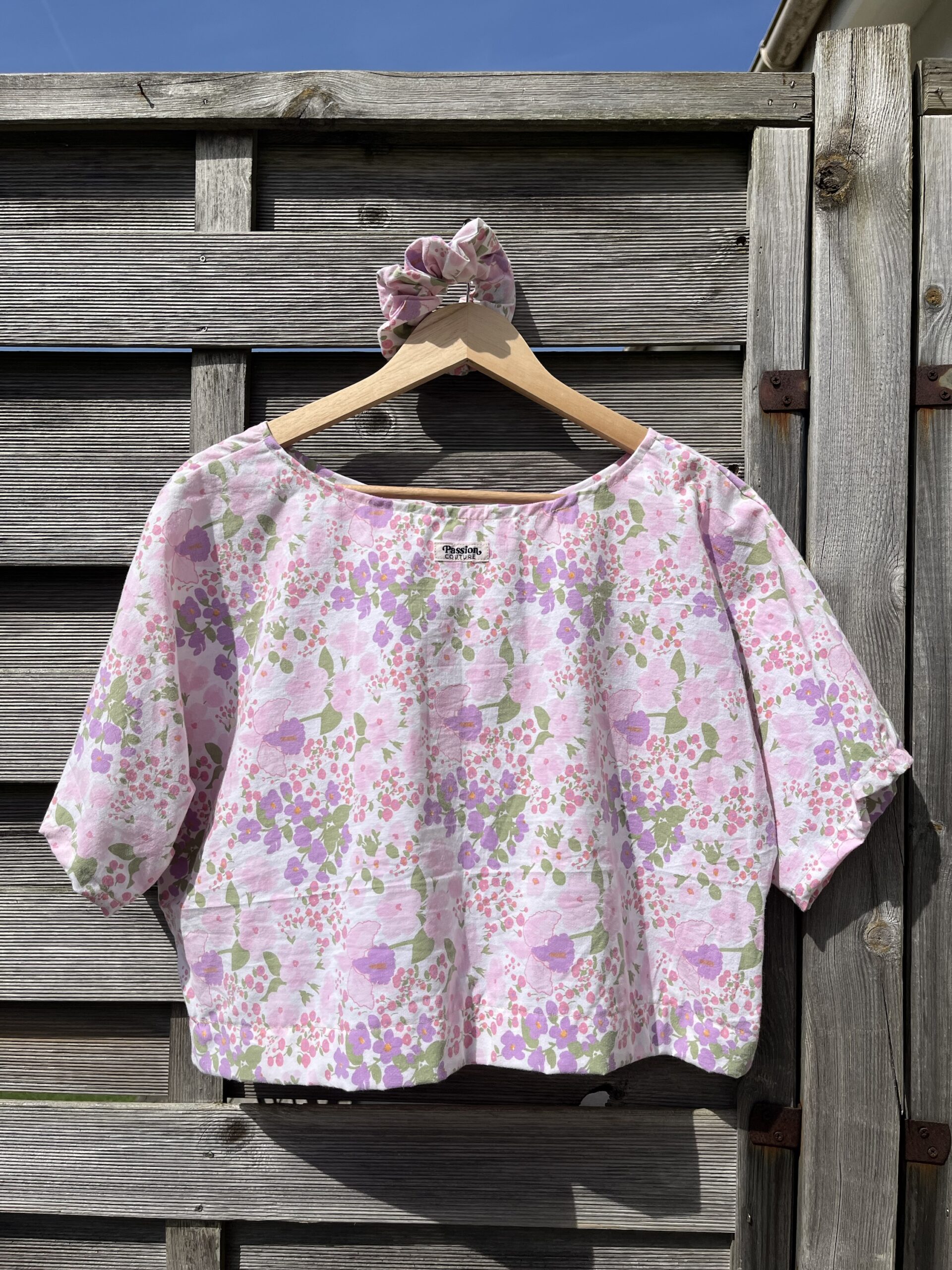 Le tee-shirt rose fleurs – Image 2