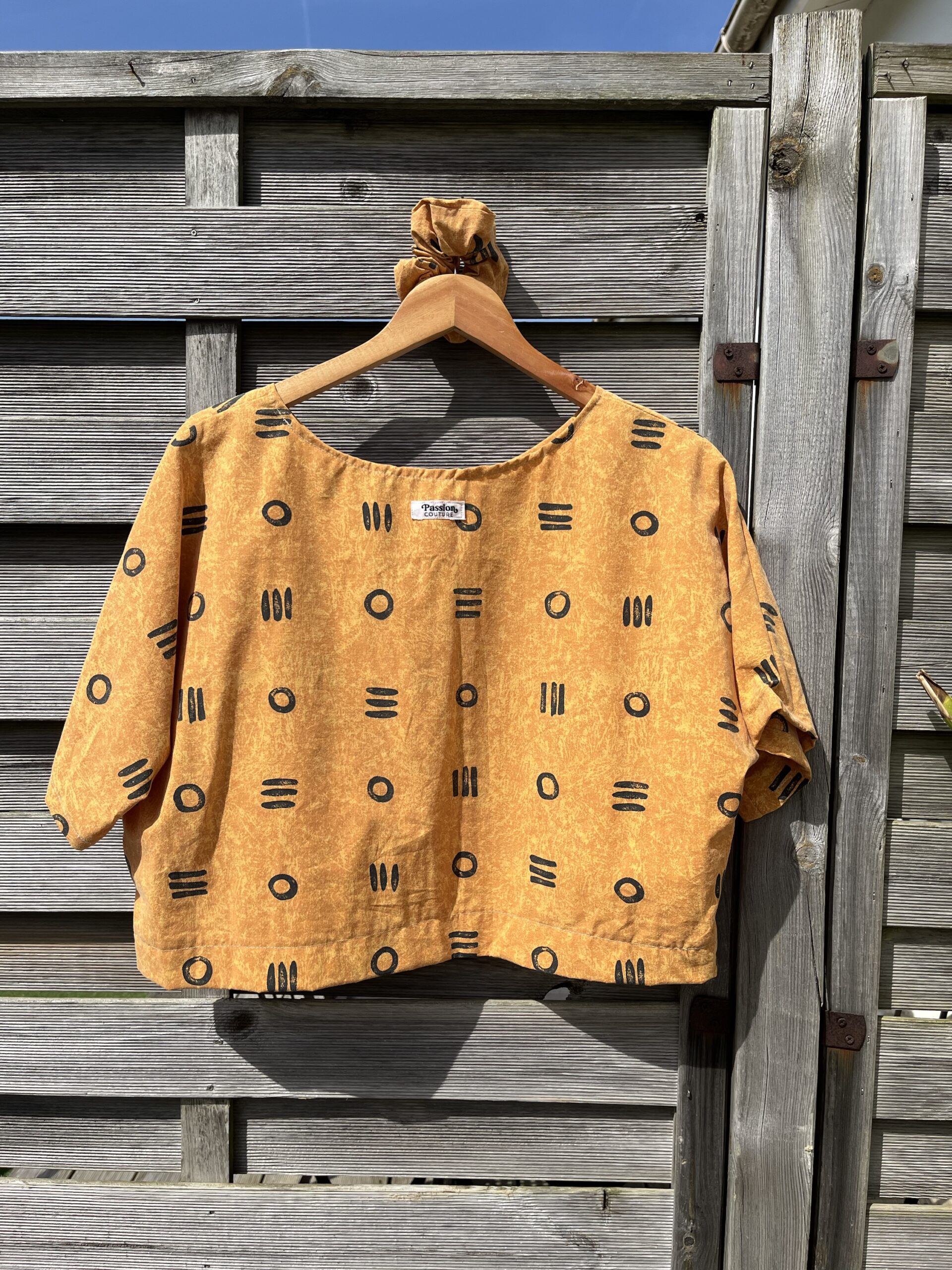 Le tee-shirt orange – Image 2