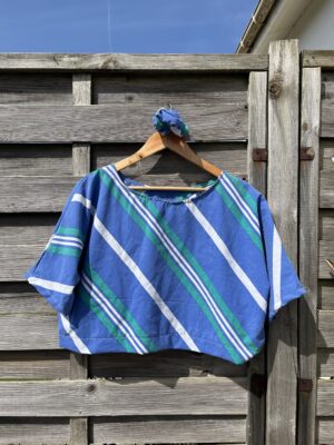 Le tee-shirt bleu rayé