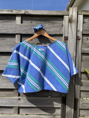 Le tee-shirt bleu rayé