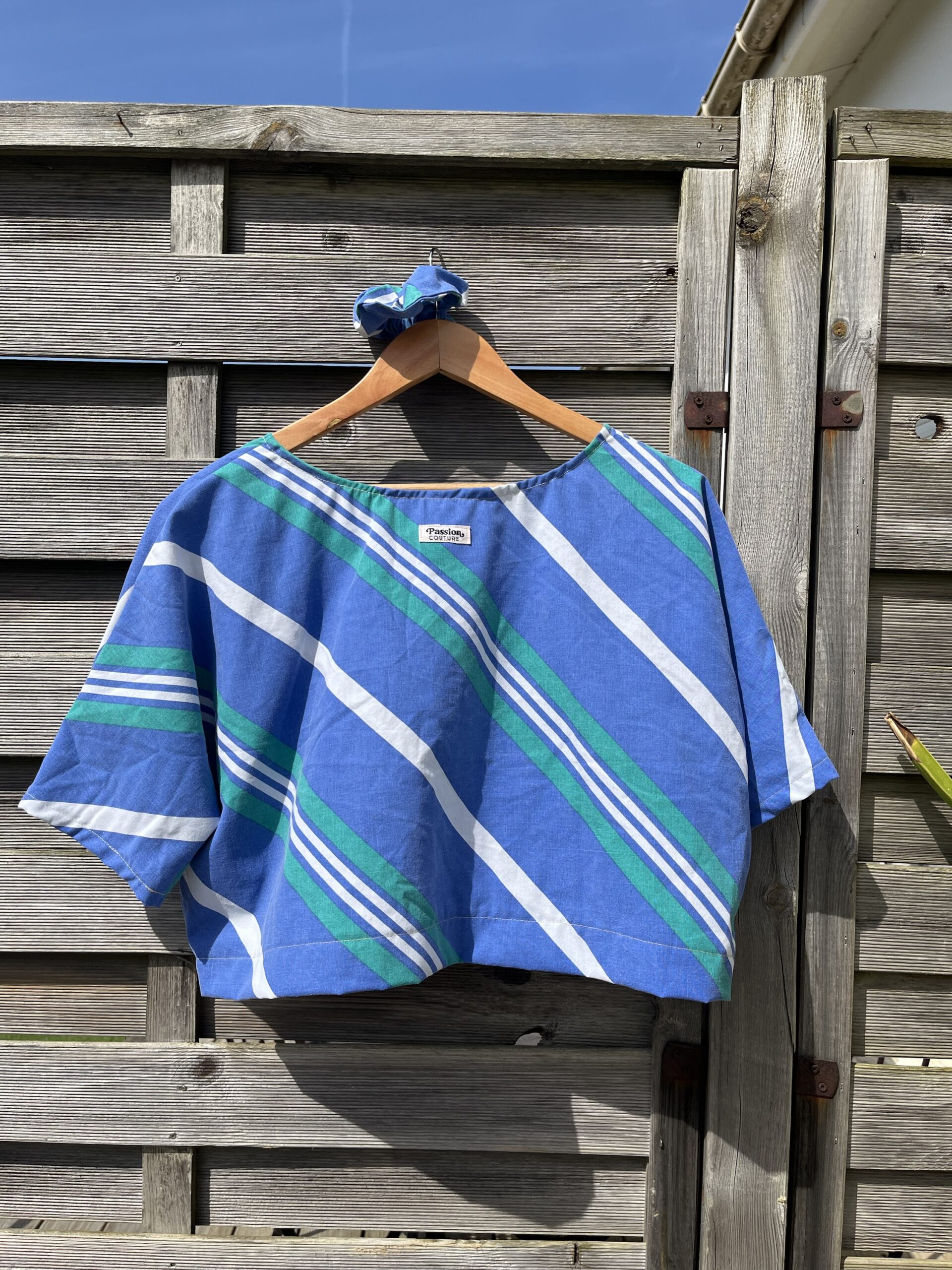 Le tee-shirt bleu rayé – Image 2