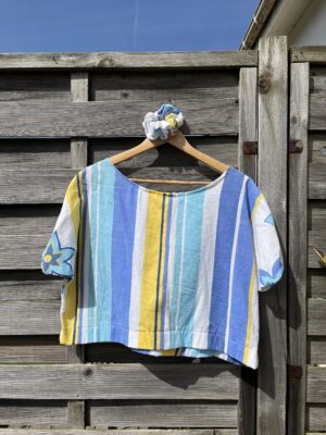 Le tee-shirt jaune et bleu