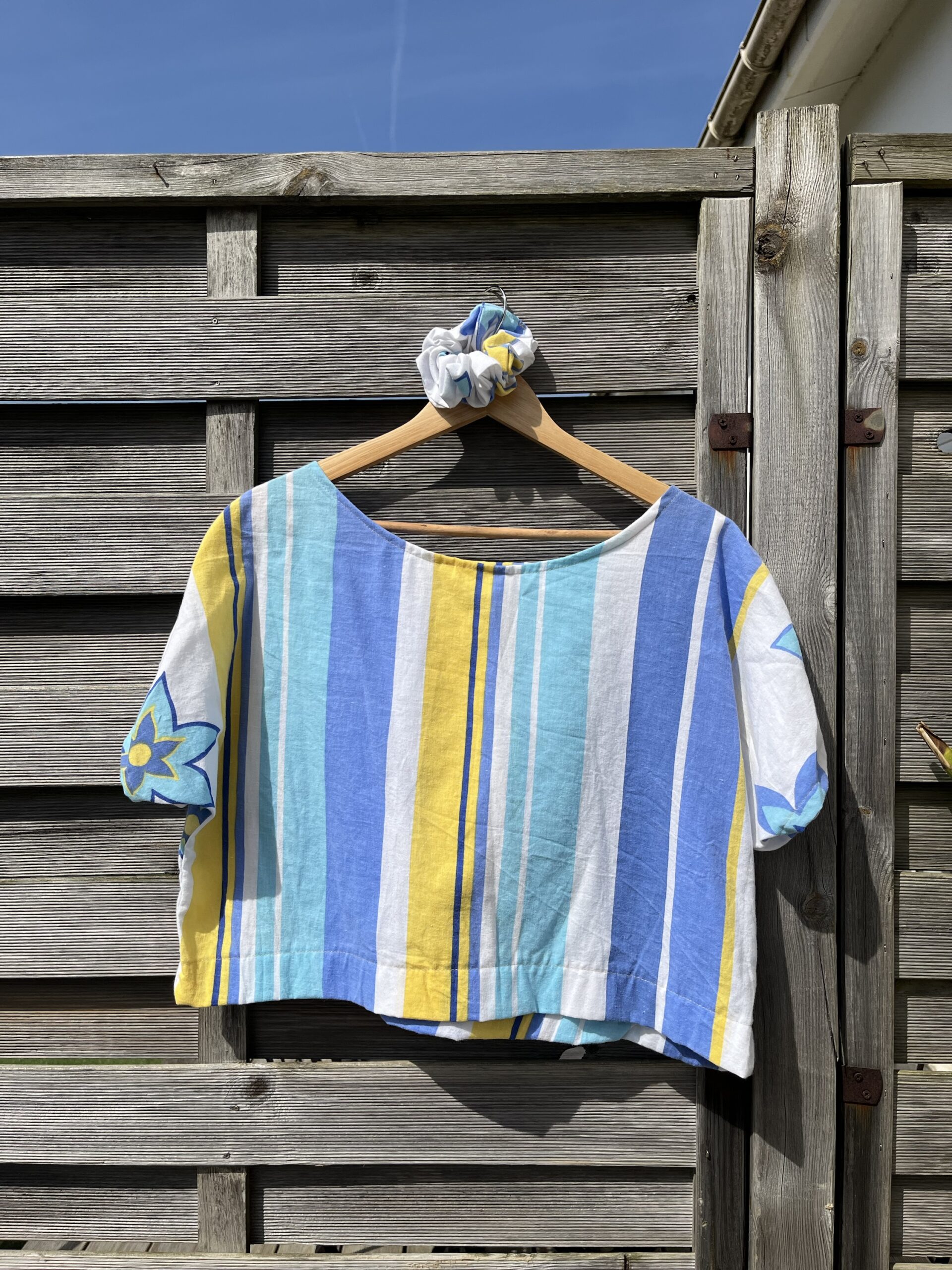 Le tee-shirt jaune et bleu