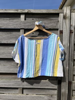 Le tee-shirt jaune et bleu