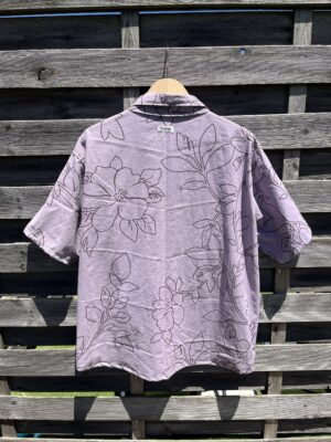 La chemisette violette