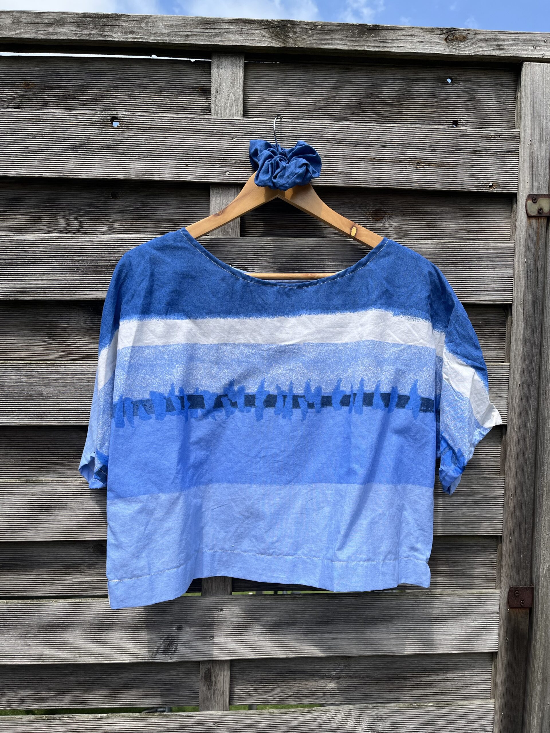 Le tee-shirt bleu dégradé