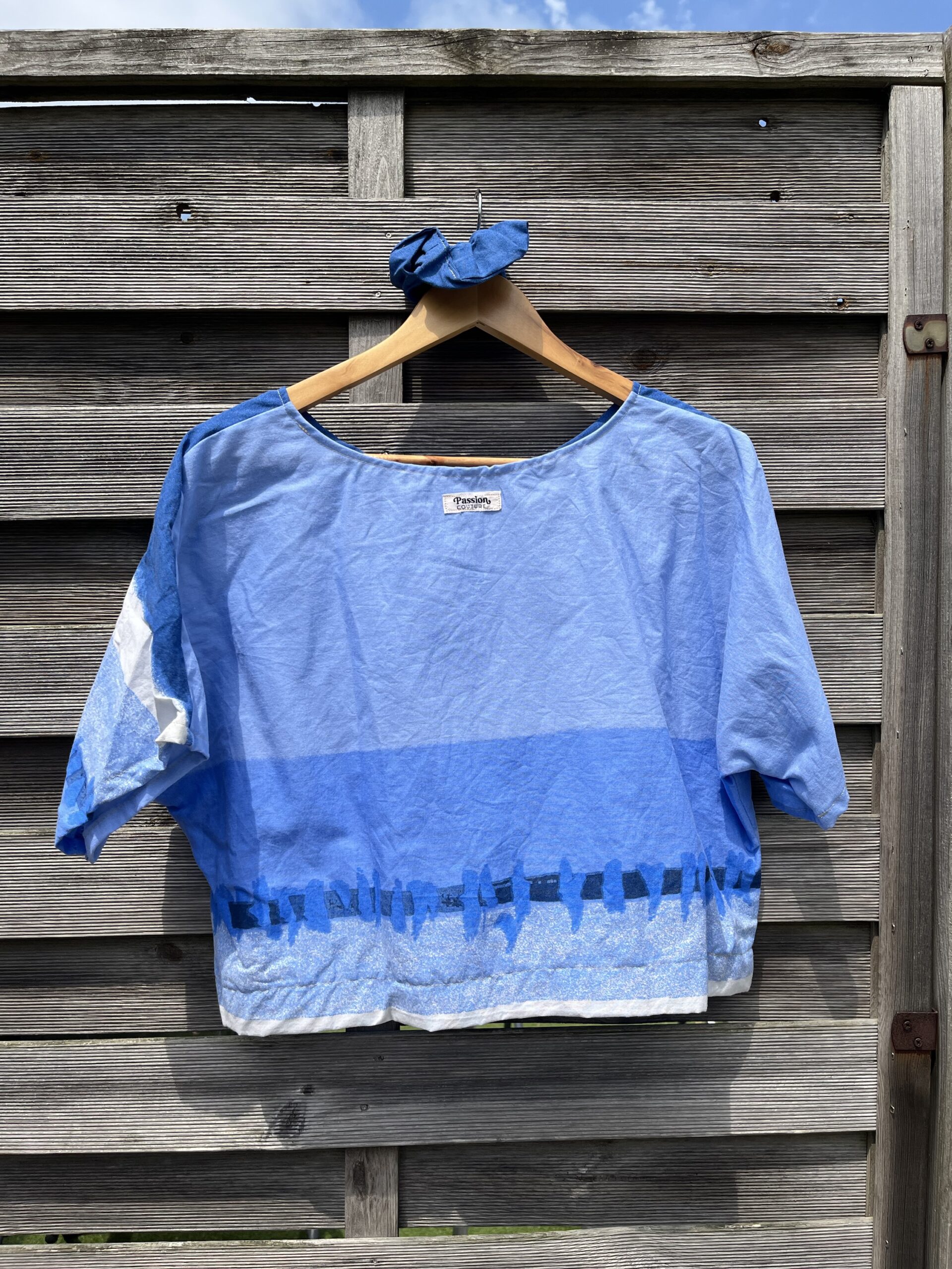 Le tee-shirt bleu dégradé – Image 2