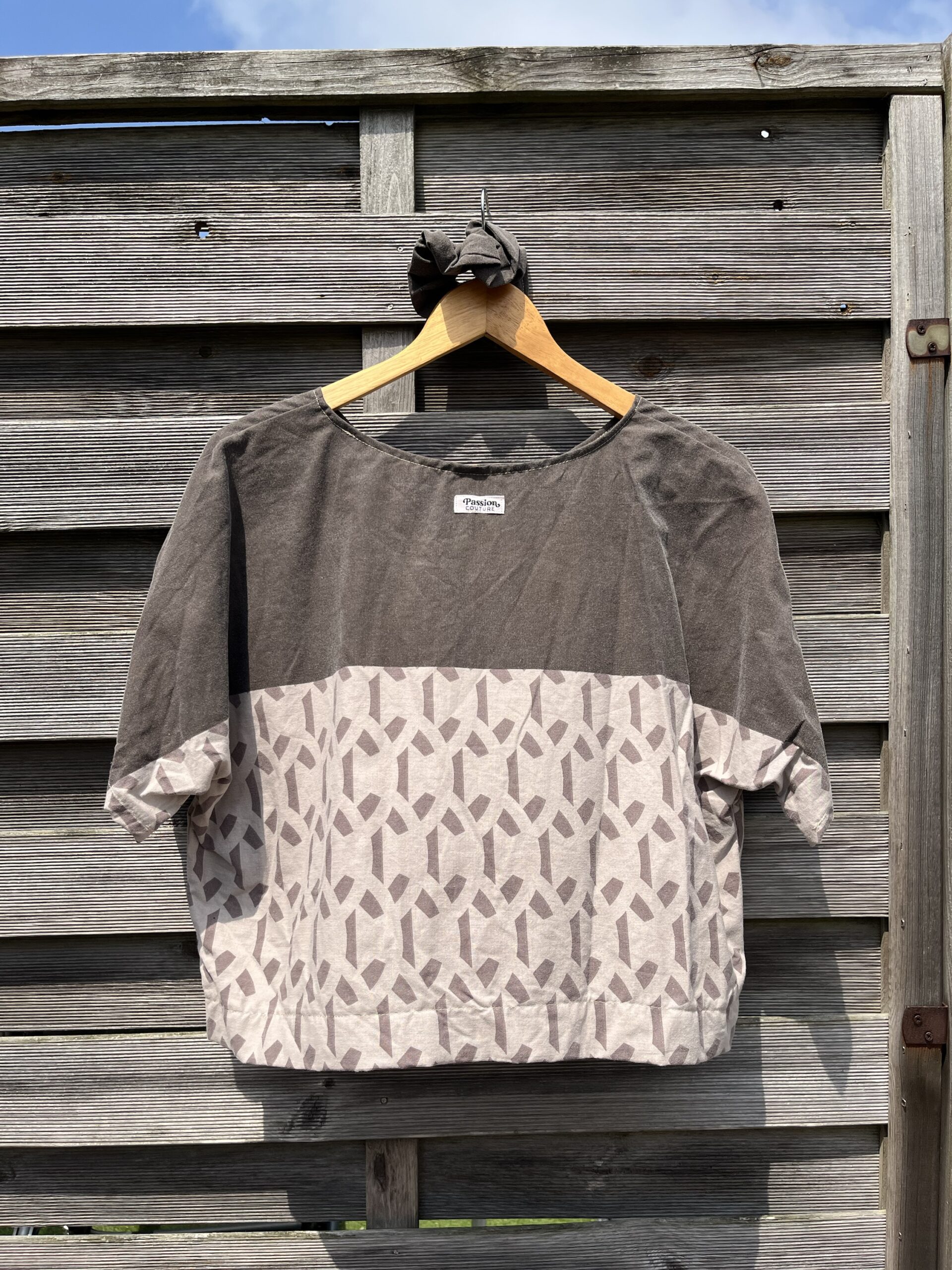 Le tee-shirt marron – Image 2