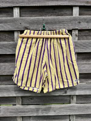 Le short jaune violet