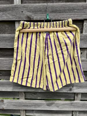 Le short jaune violet