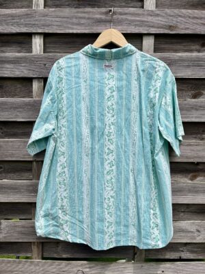 La chemisette turquoise hawaïenne