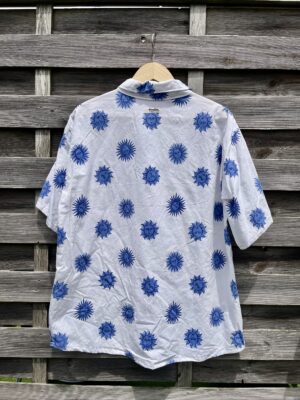 La chemisette bleue soleil