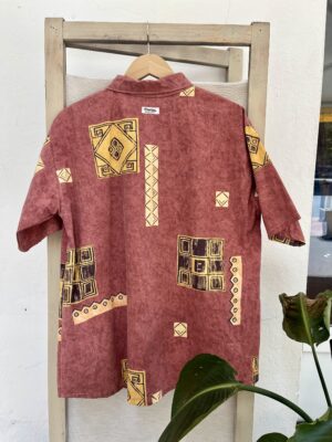 La chemisette rouge tribu