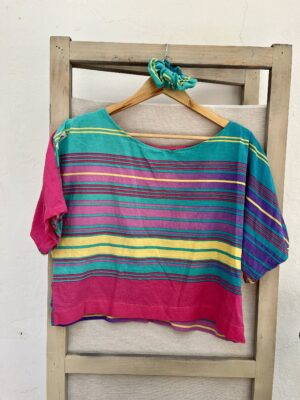 Le tee-shirt rayé rose et bleu